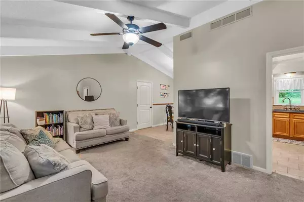 2002 NE 64th ST, Gladstone, MO 64118