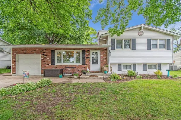 2002 NE 64th ST, Gladstone, MO 64118