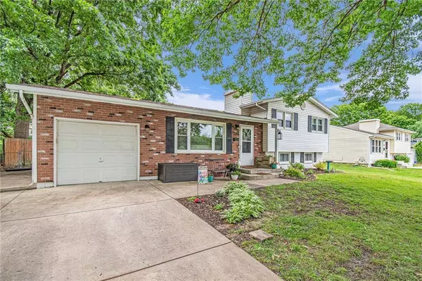 2002 NE 64th ST, Gladstone, MO 64118