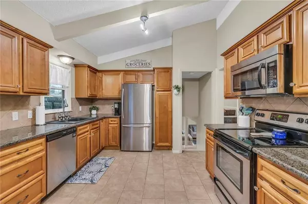 2002 NE 64th ST, Gladstone, MO 64118