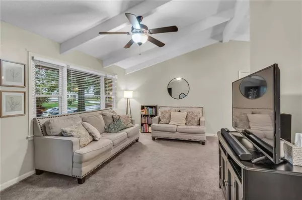 2002 NE 64th ST, Gladstone, MO 64118