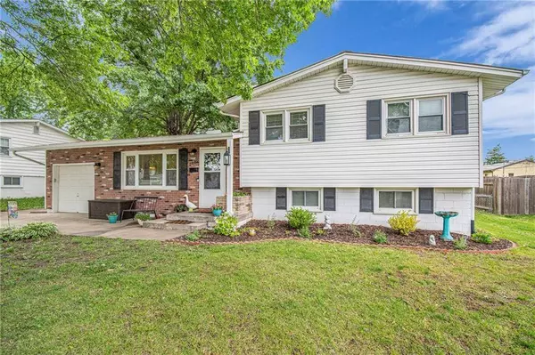 2002 NE 64th ST, Gladstone, MO 64118