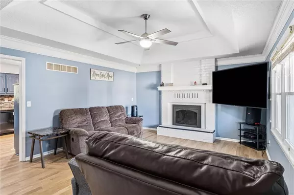 1941 NE Patterson DR, Lee's Summit, MO 64086