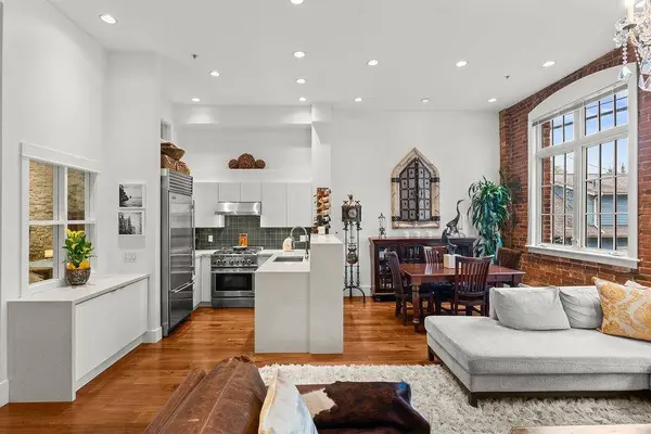 1811 W 16th AVE #104, Vancouver, BC V6J 2M3