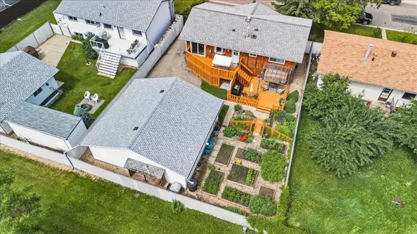 9255 99 AVE, Grande Prairie, AB T8V 3X4