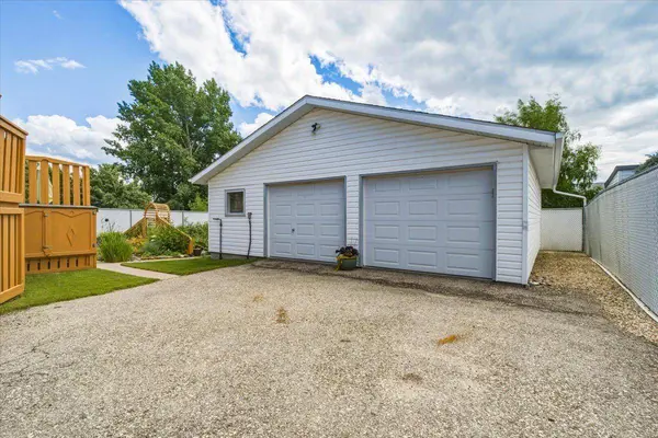 9255 99 AVE, Grande Prairie, AB T8V 3X4