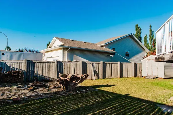 40 Pinnacle Lake DR, Grande Prairie, AB T8W 0A9
