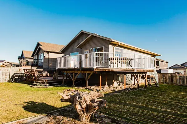 40 Pinnacle Lake DR, Grande Prairie, AB T8W 0A9