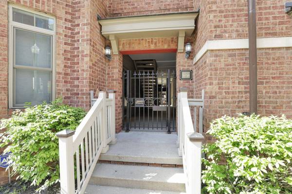 6 W Russell Street, Columbus, OH 43215