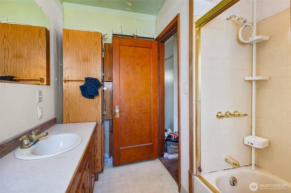 1004 S 2nd AVE, Yakima, WA 98902