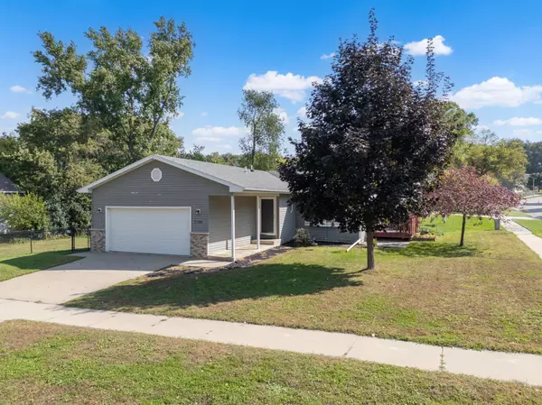 2708 Northern Valley DR NE, Rochester, MN 55906