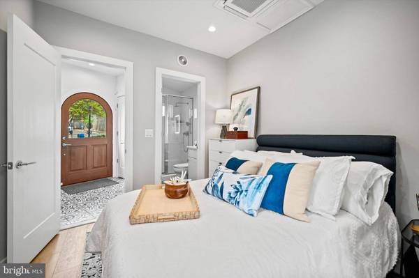 1717 V ST NW, Washington, DC 20009