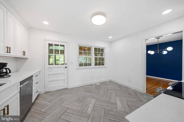 905 CAROLE CT SE, Vienna, VA 22180