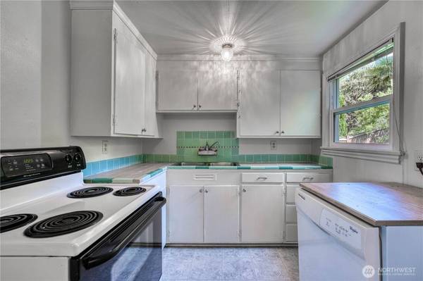 5932 37th AVE SW, Seattle, WA 98126