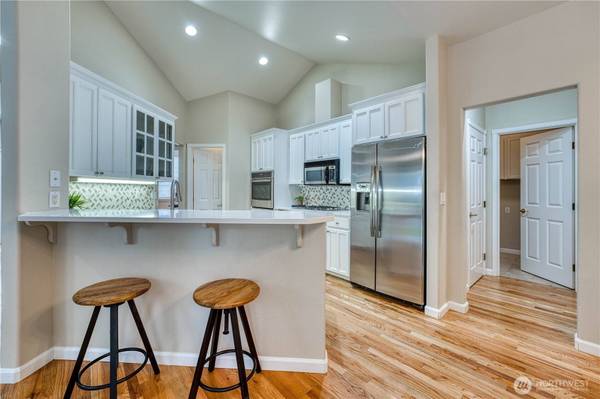 7061 SW Dunraven LN, Port Orchard, WA 98367