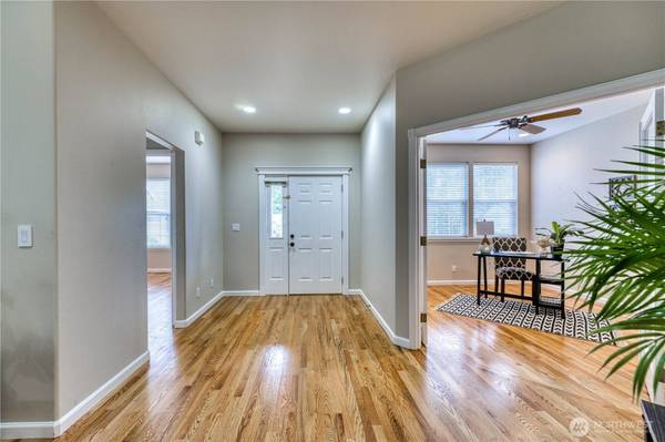 7061 SW Dunraven LN, Port Orchard, WA 98367