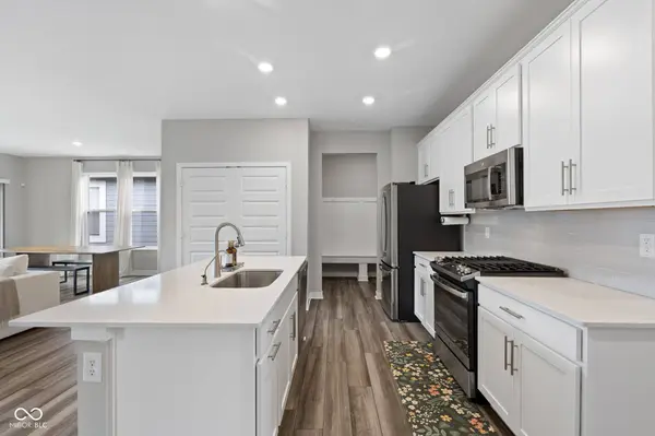 9696 Parkhurst XING, Mccordsville, IN 46055