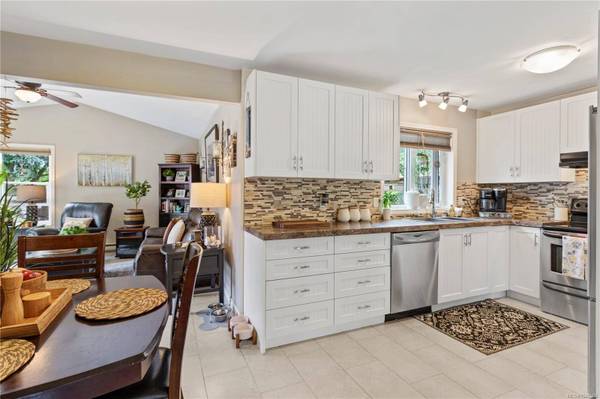 5926 Broadway Rd, Nanaimo, BC V9V 1E5