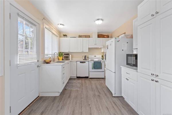 3735 Cottleview Dr, Nanaimo, BC V9T 4C4