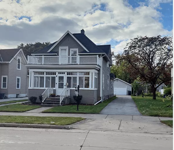 Check out this home! 1403 N Oneida St, Appleton