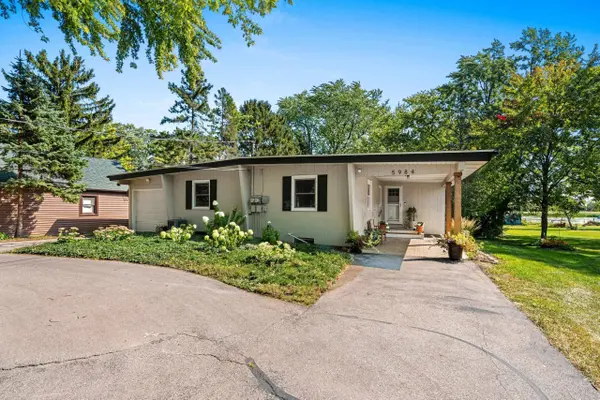 5984 LAKE RD, Oshkosh, WI 54902