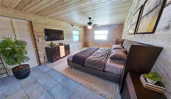 7230 17TH LN N, St Petersburg, FL 33702