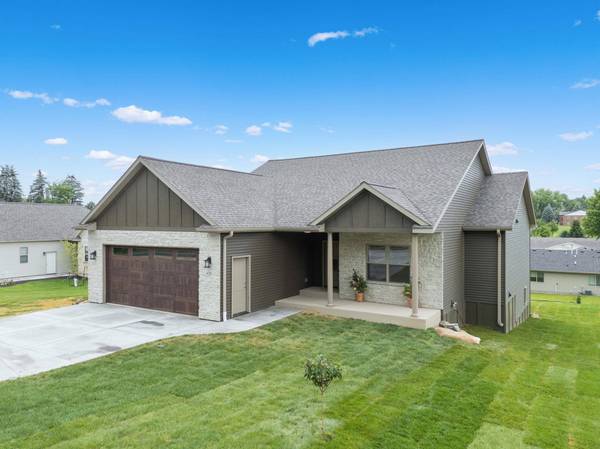 426 8th ST SW, Pine Island, MN 55963