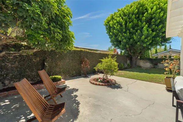 4656 Hazelnut Ave, Seal Beach, CA 90740-2920