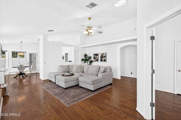 909 S SCALLOP Drive, Gilbert, AZ 85233