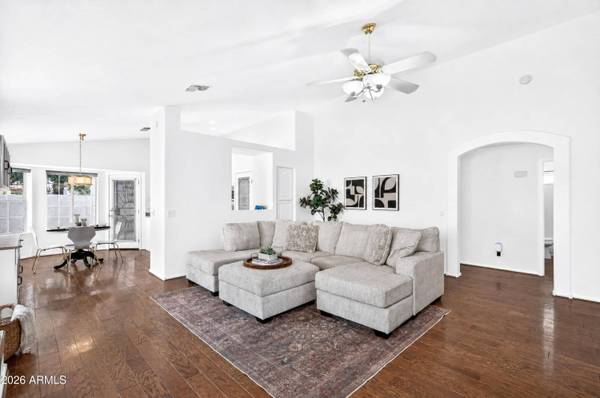 909 S SCALLOP Drive, Gilbert, AZ 85233