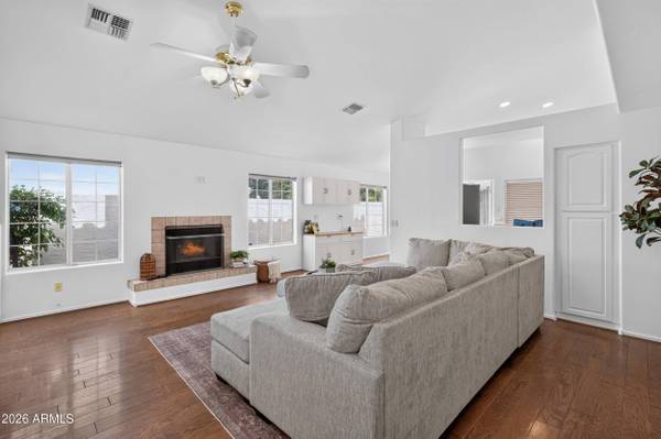 909 S SCALLOP Drive, Gilbert, AZ 85233