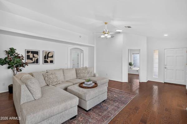 909 S SCALLOP Drive, Gilbert, AZ 85233