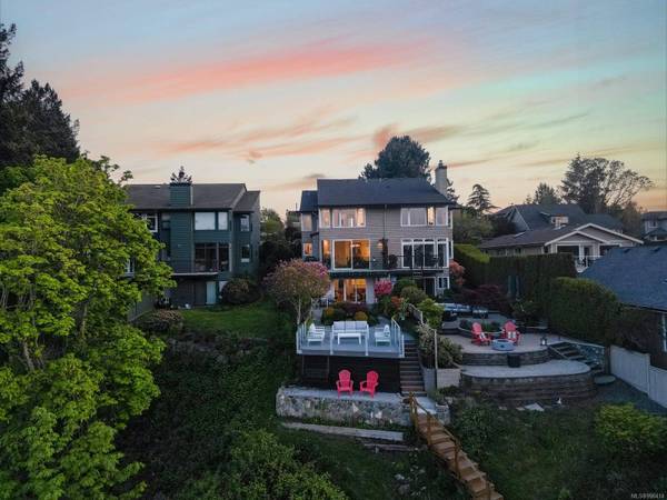 1019 DeCosta Pl, Esquimalt, BC V9A 6X8