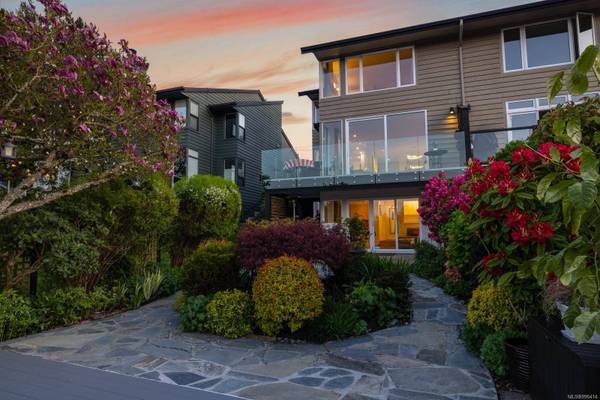 1019 DeCosta Pl, Esquimalt, BC V9A 6X8