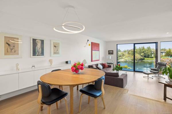 1019 DeCosta Pl, Esquimalt, BC V9A 6X8