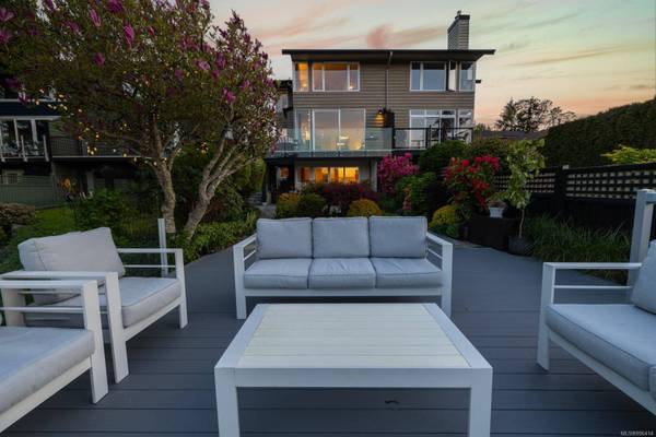 1019 DeCosta Pl, Esquimalt, BC V9A 6X8