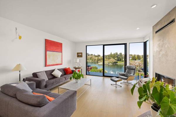 1019 DeCosta Pl, Esquimalt, BC V9A 6X8