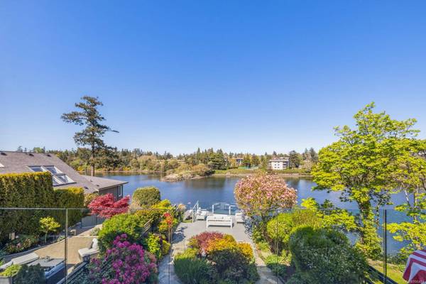 1019 DeCosta Pl, Esquimalt, BC V9A 6X8