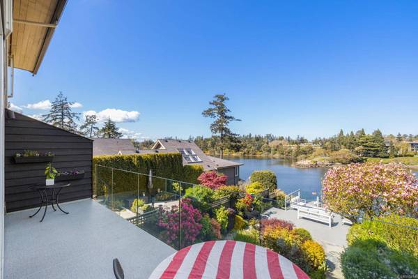 1019 DeCosta Pl, Esquimalt, BC V9A 6X8