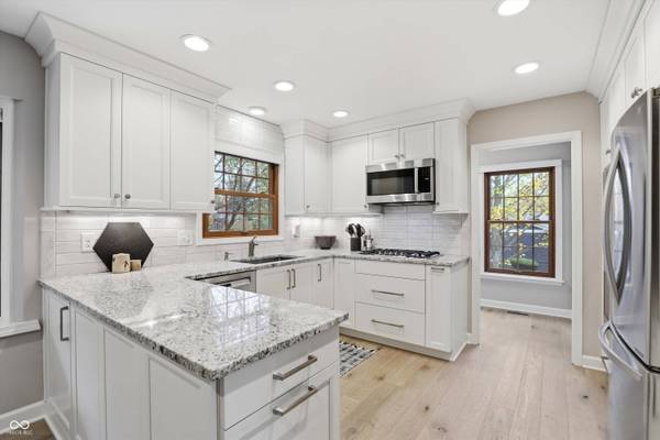 635 Bloor LN, Zionsville, IN 46077