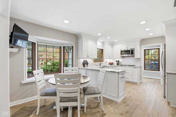 635 Bloor LN, Zionsville, IN 46077