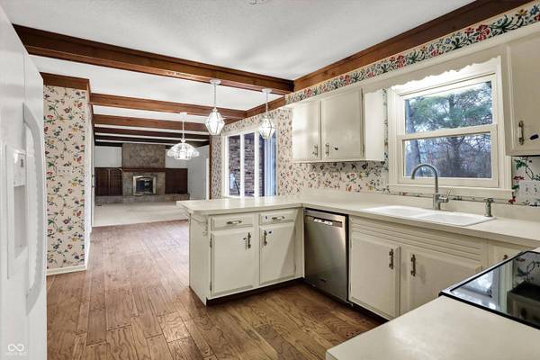 10806 E Lakeshore DR, Carmel, IN 46033