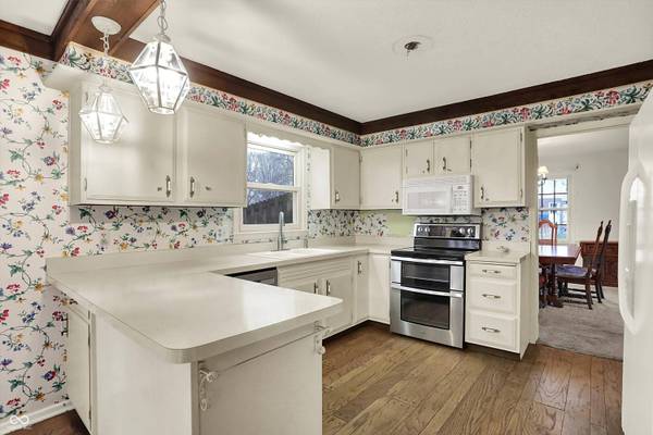 10806 E Lakeshore DR, Carmel, IN 46033