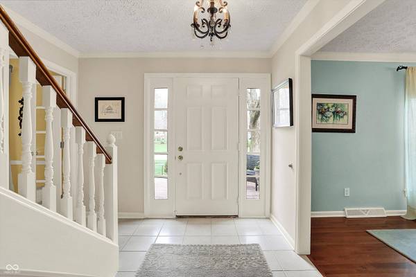 915 Williamsburg LN, Zionsville, IN 46077