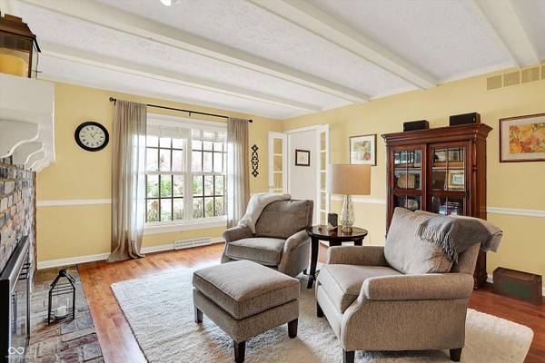 915 Williamsburg LN, Zionsville, IN 46077