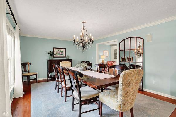 915 Williamsburg LN, Zionsville, IN 46077