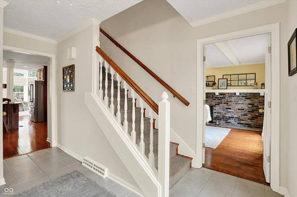 915 Williamsburg LN, Zionsville, IN 46077