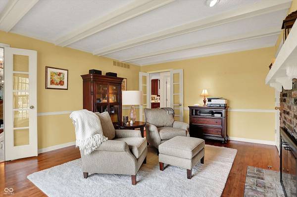 915 Williamsburg LN, Zionsville, IN 46077