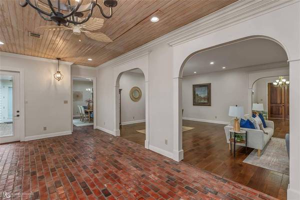 1078 Waters Edge Circle, Shreveport, LA 71106