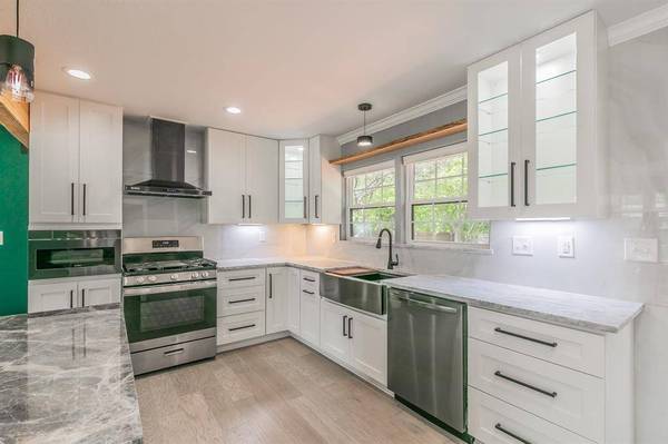 1326 S Pine Street, Grapevine, TX 76051